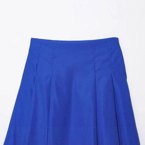 Jupe midi plissée bleu roi avec texture sergé haut de gamme et design épuré