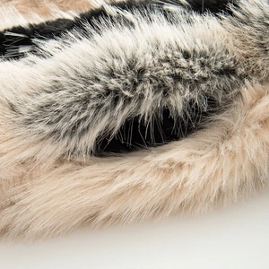 Makroaufnahme von hochwertigem Kunstfell-Stoff in Beige, Schwarz und Cremeweiß