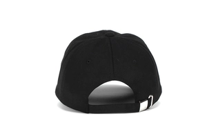 Vista posteriore del cappello da baseball nero con fibbia in metallo argento regolabile