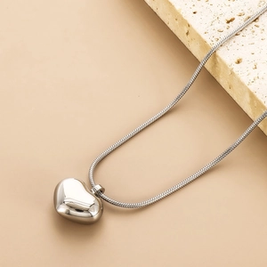 Collier avec pendentif cœur en acier inoxydable argenté sur une chaîne serpent