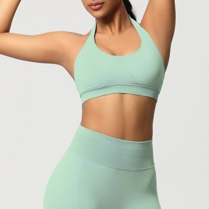 Détail de l'ourlet côtelé sur le soutien-gorge de sport dos nu et le legging vert menthe