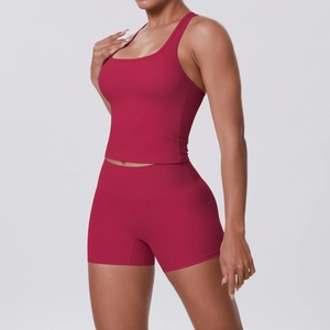 Ensemble de sport bordeaux deux pièces avec crop top col en U et short de yoga gainant