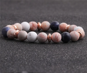 Dettaglio del bracciale con perline di marmo e distanziatori in metallo oro rosa