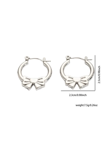 Dettaglio orecchini a cerchio con fiocco con dimensioni 2,5cm x 2,3cm e peso 7,5g