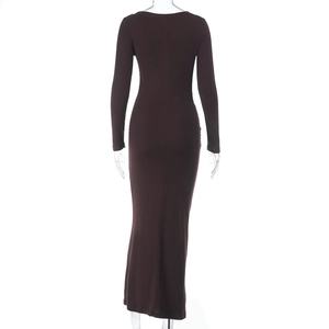 Vue arrière d'une robe longue moulante marron café à manches longues en tissu extensible