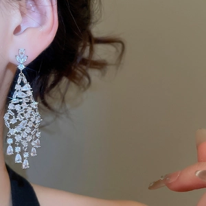 Boucles d'oreilles pampilles en argent avec zircons en forme de goutte portées par modèle
