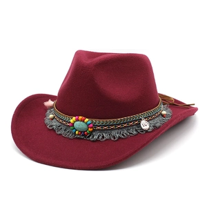Détail chapeau de cowboy bordeaux avec bandeau ethnique perlé et pierre turquoise