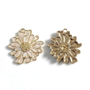 Detailed front and back view of alloy daisy flower pendants for jewelry making