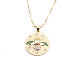 Collier doré avec pendentif rond abeille et étoile orné de pierres multicolores