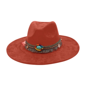 Dettaglio del cappello in feltro etnico rosso ruggine con perline e decorazioni
