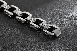 Vue détaillée du bracelet en acier pour homme avec motifs géométriques et zircons