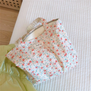Gros plan détaillé du sac cabas en coton fleuri avec étiquette 'simple wish' sur tissu