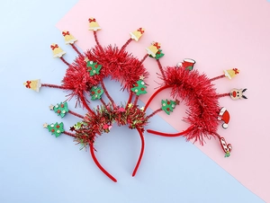 Détail de serre-têtes de Noël avec bois de renne, cloches et petits sapins en feutrine