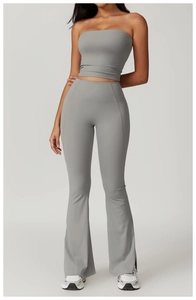 Détail du haut de sport sans bretelles gris et du pantalon de yoga taille haute mat
