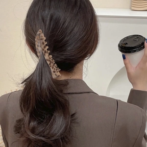 Brown leopard print banana hair clip styled in a ponytail for a voluminous daily look