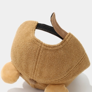Détail de la casquette bébé en polaire marron avec sangle Velcro réglable à l'arrière