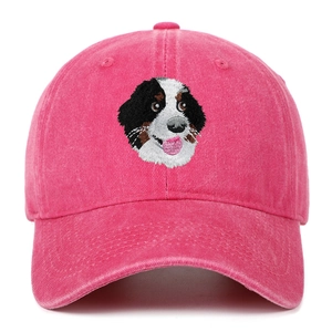 Détail de la broderie Bouvier Bernois sur une casquette en coton délavé rose fuchsia