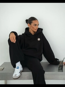 Oversized μαύρο φούτερ με κουκούλα και λεοπάρ τύπωμα μπάλας 8 με αθλητικό παντελόνι