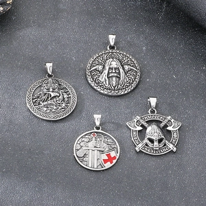 Détail de quatre pendentifs hache viking et templier en finition argent vieilli mat