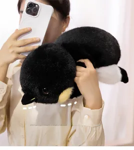 Détail de la fourrure en peluche à fibres longues et des traits du pingouin réaliste