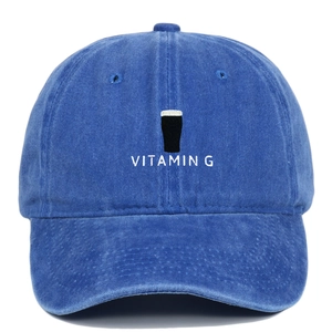 Detaillierte Nahaufnahme der Vitamin G Stickerei auf einer blauen Vintage-Baseballkappe