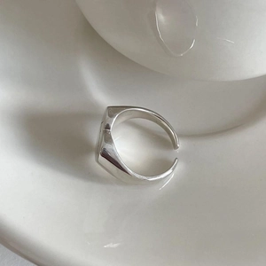 Detail showing the adjustable open-end design of this 925 sterling silver heart ring