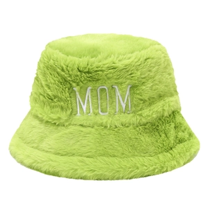 Bob en fausse fourrure vert néon avec broderie MOM blanche pour chaleur hivernale