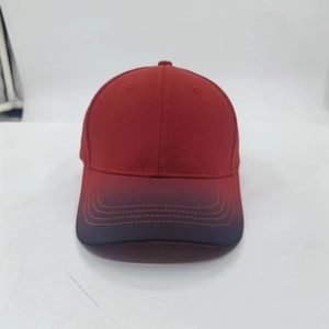 Détail de la visière dégradée rouge et noire sur une casquette de baseball à six panneaux