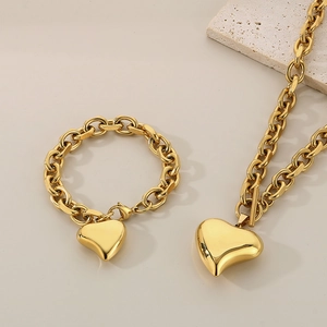 Eleganter Herzanhänger Halskette und Armband Set aus Gold Titanstahl mit OT-Verschluss