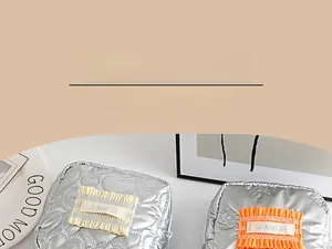 Détail de pochettes de rangement en PU matelassé avec broderie cœur et dentelle