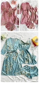 Détail de pyjama satiné floral montrant la nuisette à col V et la texture du peignoir