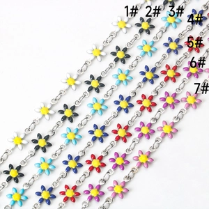 Nahaufnahme bunter Gänseblümchen-Schmuckketten in sieben Farben für DIY-Armbänder