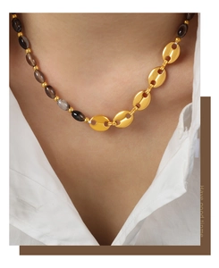 Détail du collier vintage avec perles d'agate foncées et chaîne en maille marine dorée