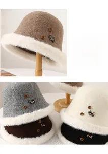 Dettaglio cappello cloche in lana con bordo in pelliccia e ricamo a forma di cagnolino