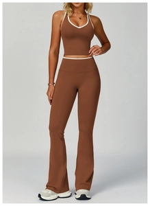 Dettaglio del set yoga marrone scuro elasticizzato con bordi bianchi a contrasto e scollo a V