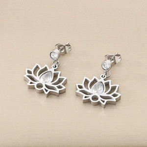 Détail macro de boucles d'oreilles lotus en argent avec zircone et design creux