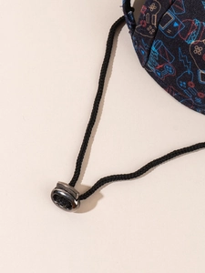 Dettaglio del cordoncino regolabile con fermo su cappello per animali blu navy