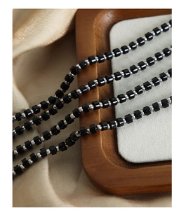 Dettaglio del bracciale multistrato fatto a mano con perle di turchese nero e acciaio inox