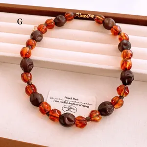 Collier vintage en perles de bois et acrylique avec détails ambre et marron mat
