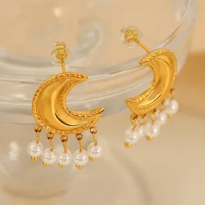 Goldene Mond-Ohrringe mit Perlen-Quasten und Hammerschlag-Optik am Glasrand