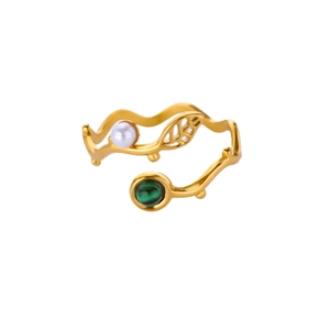 Dettaglio dell'anello a ramo in oro 18K con gemma verde e accento di perla bianca