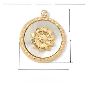 Detailansicht des Muschelanhängers mit Goldblume und Maßen von 18 mm mal 15 mm