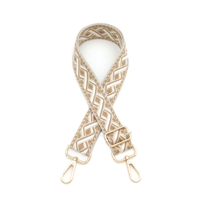 Détail de la sangle tissée kaki et blanc avec crochet en métal doré brillant