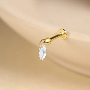 Vue macro du clou d'oreille en argent S925 doré avec zircon clair et poinçon 925