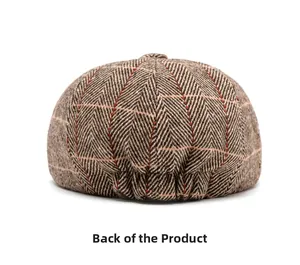 Détail de la bande élastique d'une casquette gavroche marron à carreaux de dos