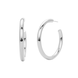 Detailopname van de zilveren S925 sterling zilveren C-vormige oorringen met gepolijste glans