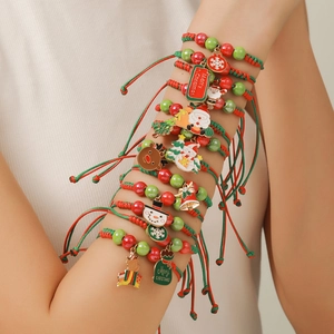Verstellbare Weihnachtsarmbänder in Rot und Grün mit festlichen Motiven am Handgelenk