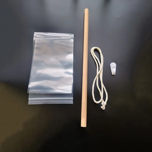 Détail du kit de suspension pour tapisserie avec tringle en bois, corde coton et fixations