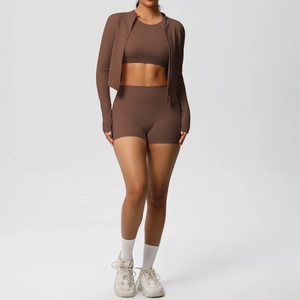 Completo sportivo 3 pezzi marrone cioccolato con giacca, reggiseno e pantaloncini fitness
