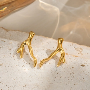 Boucles d'oreilles minimalistes dorées en forme de branche sur pierre beige